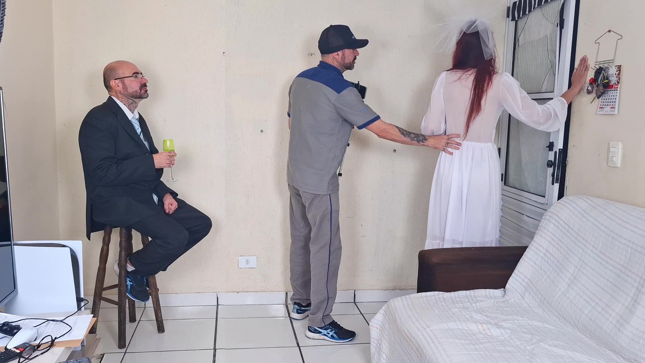 新婚新娘在拍照，而她的丈夫在外面等待