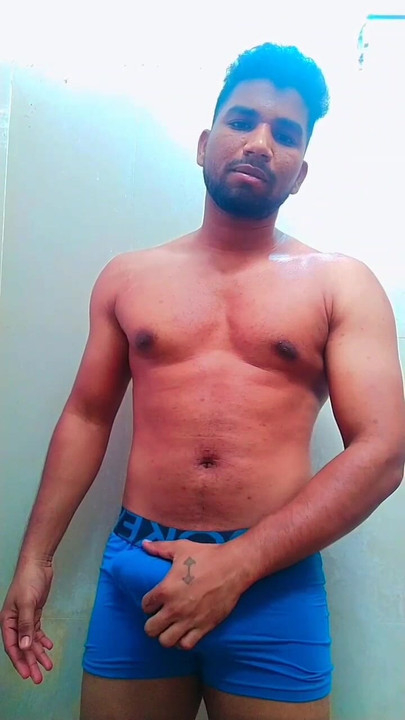 İç çamaşırlı Hintli şişkinlik.