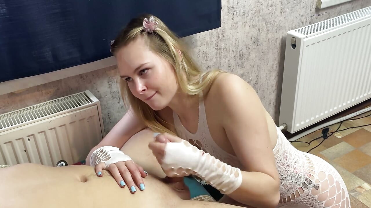 Diosa jugando con la cabeza con guante para acabar tormento