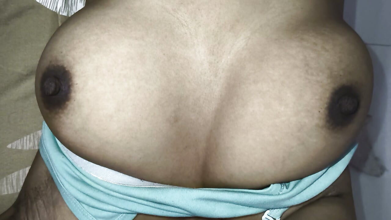 pahli bar boobs dikhane ko ready huyi  mst sex boobs