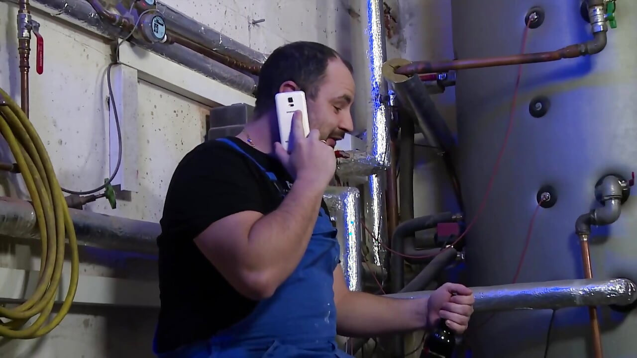 Azgın Ev Kadınları Tamirci Tarafından Parmaklanıyor Ve Sikiliyor