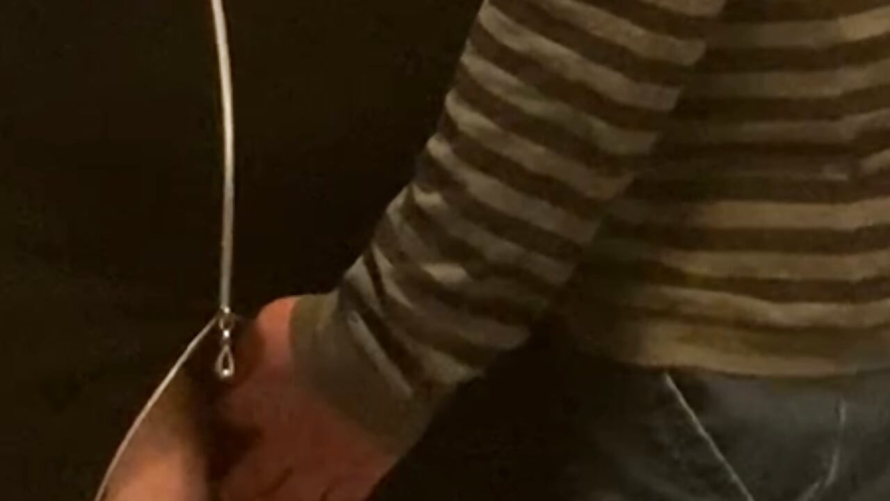 Einer Schlampe in der Öffentlichkeit die rasierte Muschi fingern