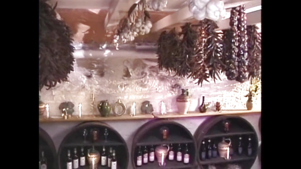 Une salope blonde au restaurant se fait enculer par le serveur