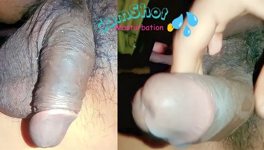 Pokazuje twardy duży owłosiony indyjski tryska spust masturbacja -wytryski