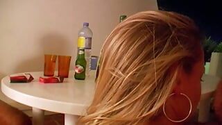 Schönes schönes blondes deutsches Schätzchen bekommt ihre erstaunlichen runden Titten gespritzt