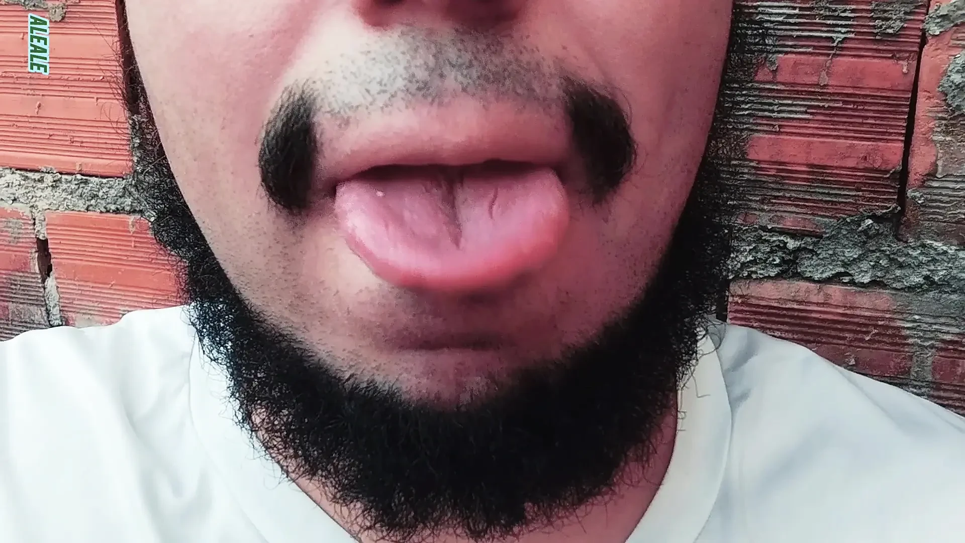 Beija minha língua. Virtual namorado em primeiro plano