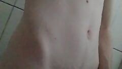 giovane ragazzo si masturba e mostra il suo corpo alla doccia