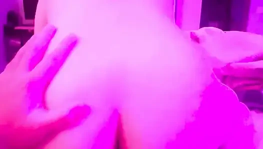 Chinesische stripperin reitet yummy jimmy reverse-cowgirl-stil, bis er in ihre lockere muschi kommt