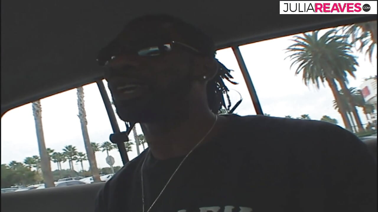 O fată sexy mănâncă spermă după ce este futută tare de două pule masive