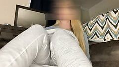 Возбужденная блондинка-любительница ублажает себя на полу в спальне !!