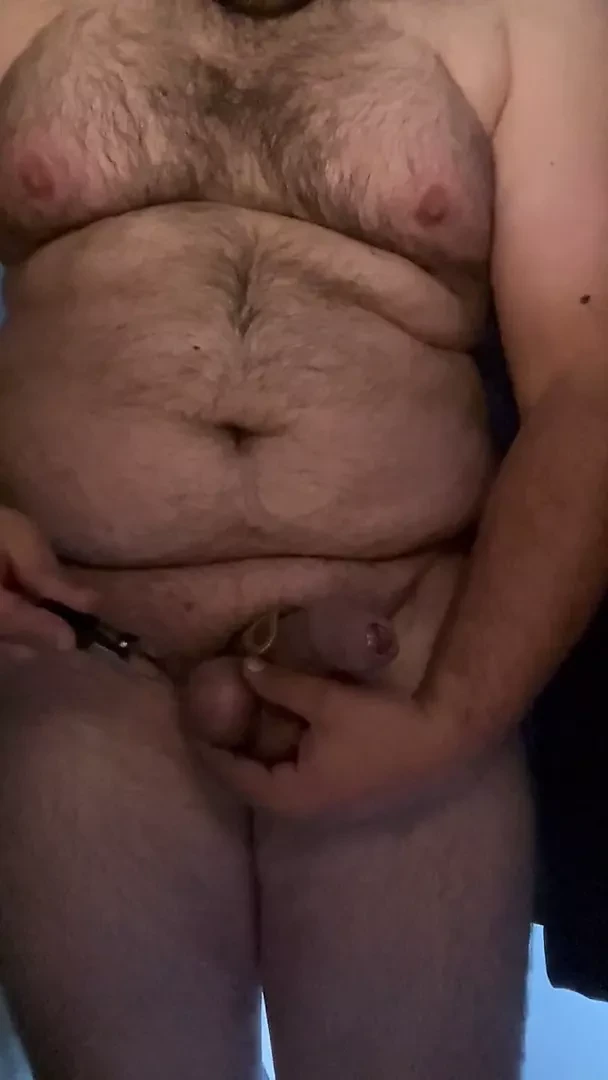 Extremes Nippelspiel mit verschiedenen Krokodilklemmen mit Schwanz und Eierbondage