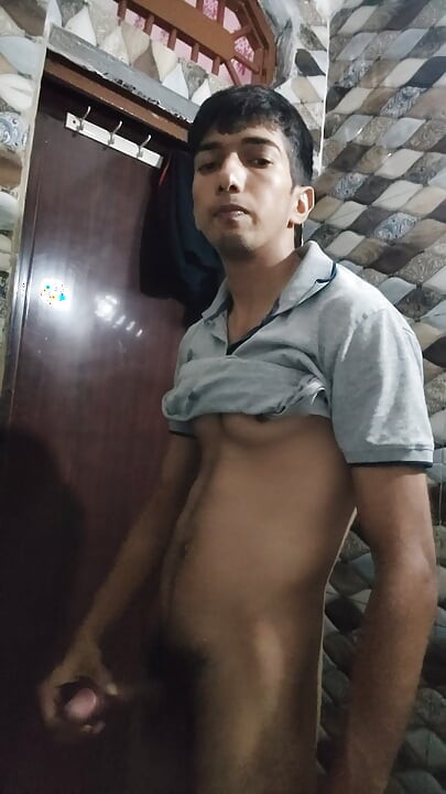 Joven indio masturbándose en su baño ft - Rishabh Malik