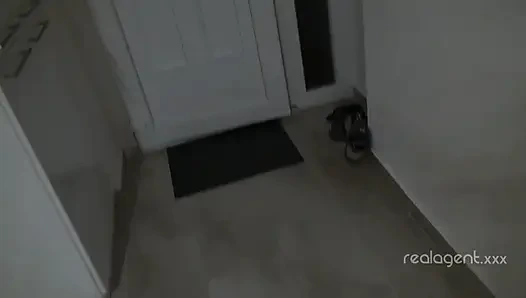 Ateşli piliç büyük yarağa bindikten sonra yüzünü spermle kaplıyor