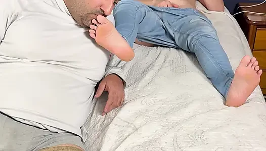 Wenn ich ihre Füße berühre, lässt sie mich ficken