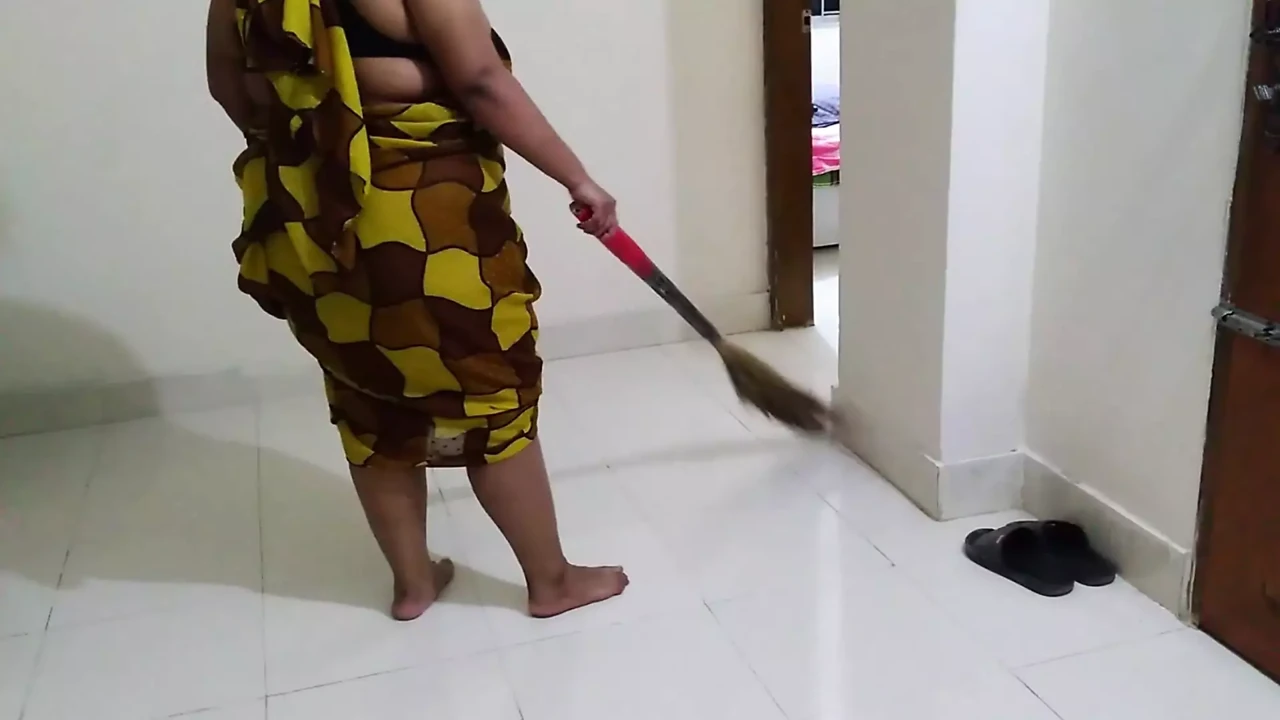 kamvali moti gand sexy housewife ko choda aur gand fad dia