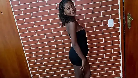 Pornodebüt des jungen mädchens, das ihre anale jungfräulichkeit verloren hat, beim ficken ohne kondom mit Jr Doidera