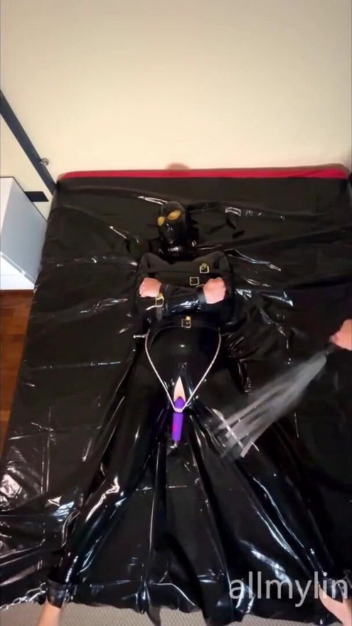Devote ehefrau in latex gefesselt hat einen tollen orgasmus | Clip 1