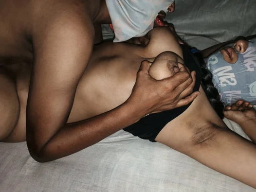 Gadis kampus cantik desi India, hampir tidak bersetubuh dengan saudara tiri menikmati seks hardcore penuh desi.