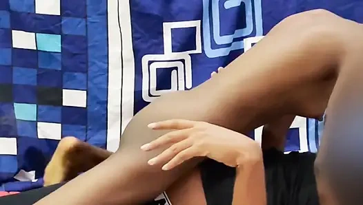 Düz genç kız külotla biniyor