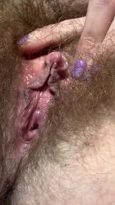 Hairy girl rubbing out her big clit | Clip 1