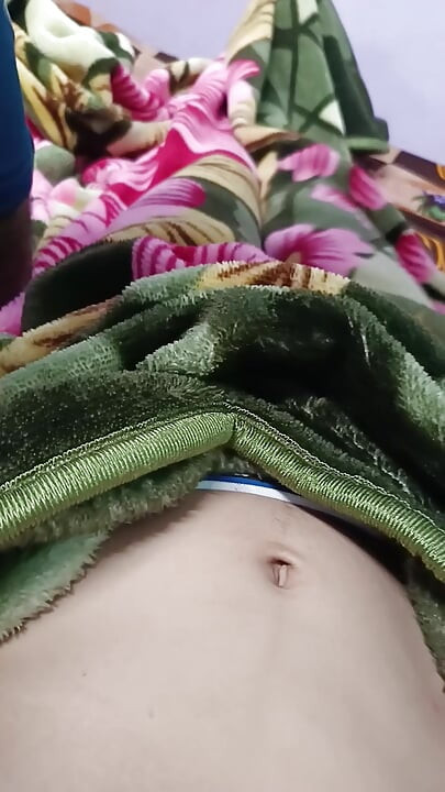 Je fais une branlette à ma meilleure amie en utilisant un préservatif et un jouet de chatte avec de l’huile