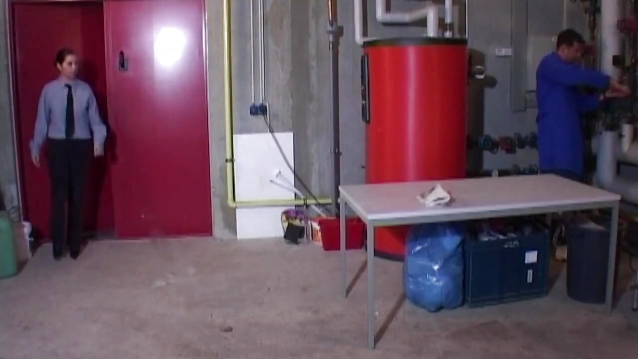 Блондинка з великими цицьками трахає охоронця - азіатський ув'язнений приєднується до акції