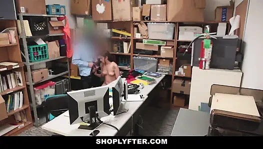 Minik genç naiomi mae hırsızlık yaparken yakalandı ve striptiz için aranıyor