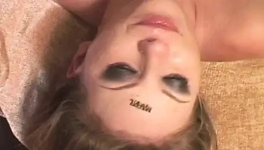 Французскую нимфоманку трахнули в рот два члена