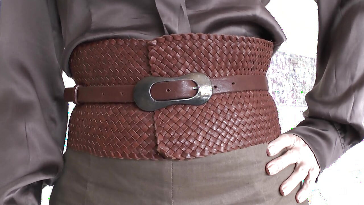 Spännande bältespassning med linnekjol, del 2, Lady Victoria Valente