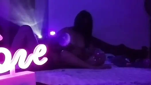 Even Donald would have wanted to get his hands on this rich and succulent lady