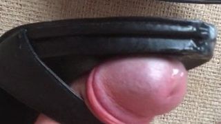 Cumming sobre tacones negros con tiras
