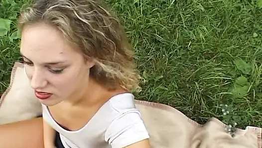 Симпатичная телочка-блондинка сосет твердый член на улице