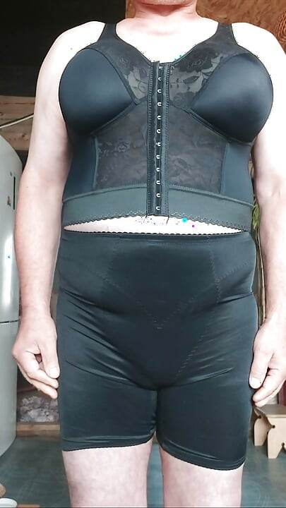 검은색 폐쇄형 속옷을 입고 있어.