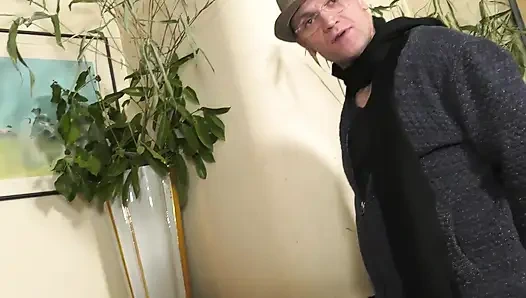 Süßes schätzchen fickt älteren typen mit fettem schwanz6336