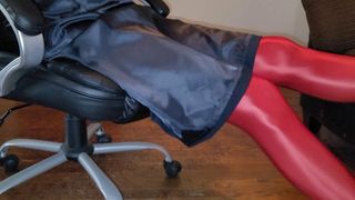 Blauw gevoerde kantoorrok met rode glanzende panty