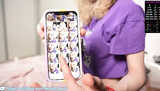 Gadis nakal bermain dengan mainan yang berbeda.