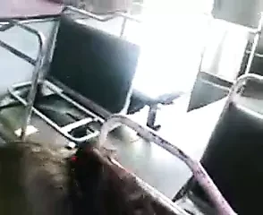 Mamando en un microbus viejo