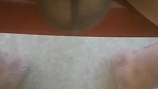 Sissy, bir topu kırma seansından sonra boşalıyor