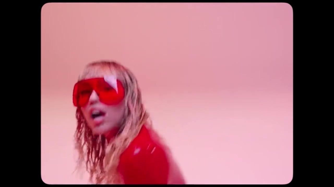 Miley Cyrus în latex