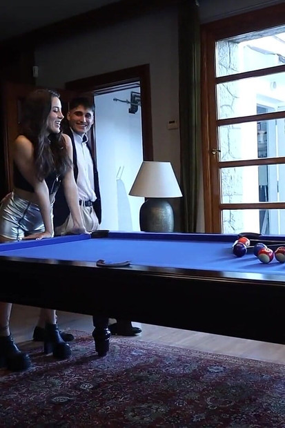 Pada majlis perkahwinan kawan baiknya, dia meminta saya untuk menidurinya secara rahsia daripada semua orang