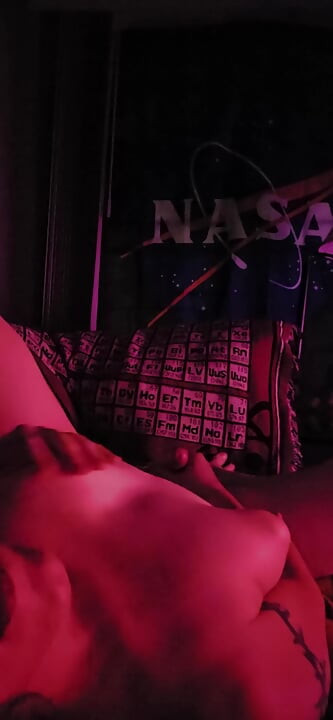 Travesti Kaleigh juega consigo misma, se hincha, esperándote