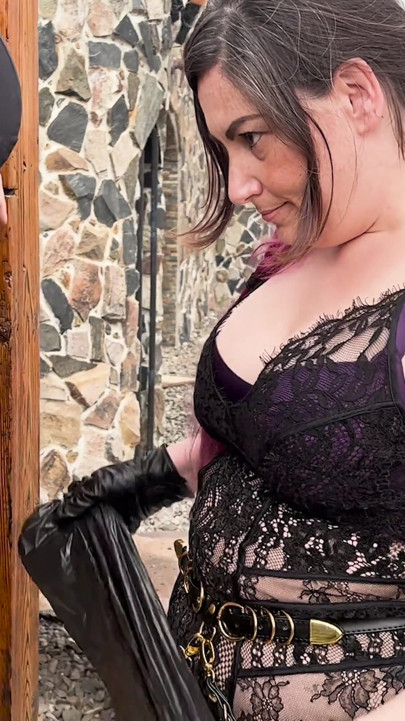 Åndedræt med to nådesløse dommer, mens han er bundet til en gabestokke