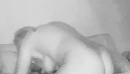 Onun sert yarağını hissettim ve yapmam gerekenleri hissettim.