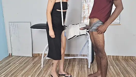 Непослушная портниха оставляет эрекцию при измерении нижнего белья!