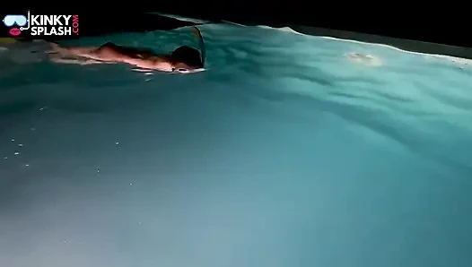 Cewek nakal jalang ini lagi asik mainin di bawah air sambil bugil