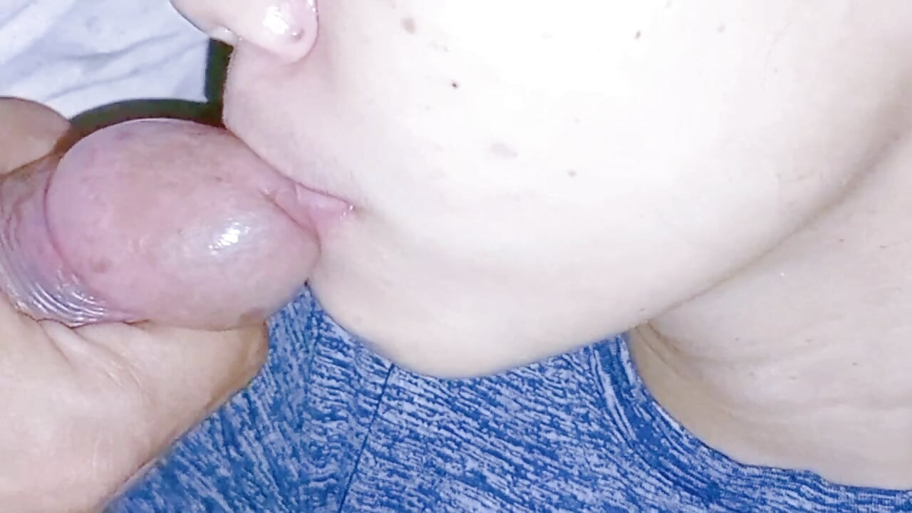 Pinay tinejdžerka, puna sperma u usnama