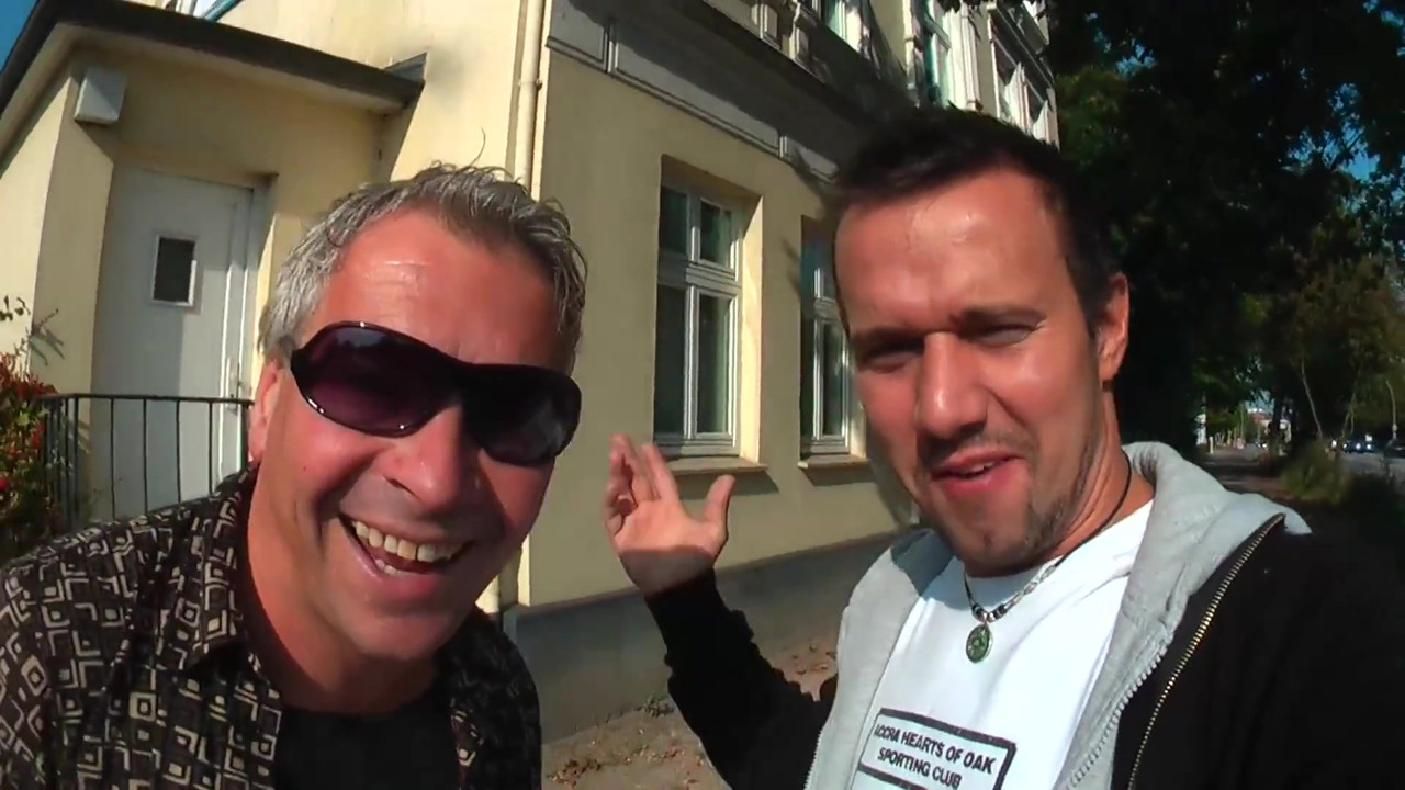 セックスセラピストが情熱的な飢えでチンポをしゃぶる