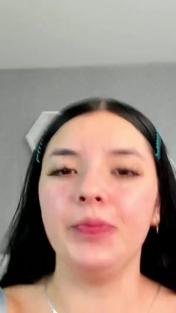 Ključni trenutak iz "Mlada djevojka s anđeoskim licem postaje potpuna nimfomanka na svojim webcam emisijama i voli je pokazivati"