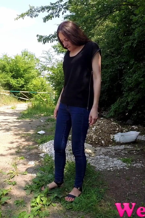 Wide open legs peeing outdoor and Desperate to pee, she has to pee in front of the car in her jeans