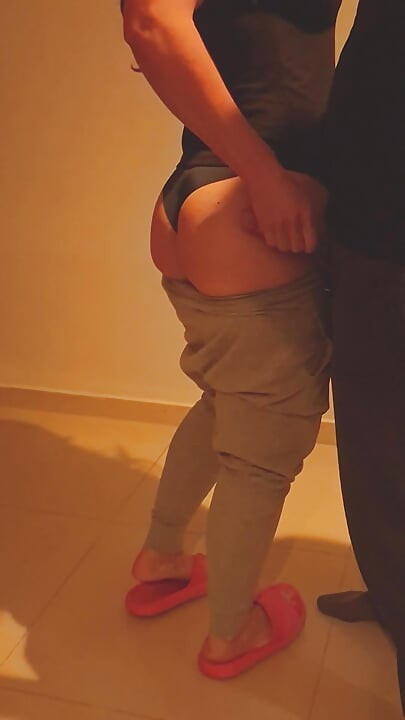 Maskirana zgodna žena daje obećano pušenje kurca i drkanje sisama prijatelju